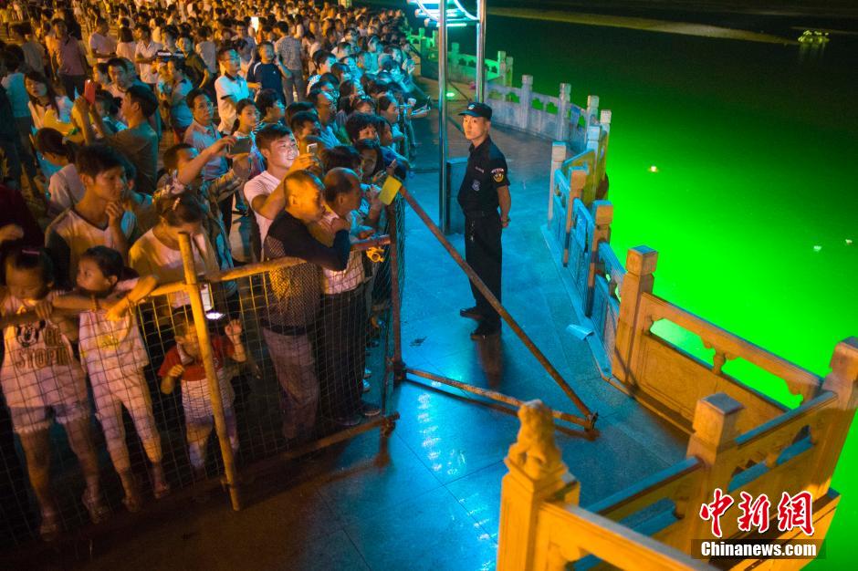 特警為河燈節(jié)保駕護航。 張云 攝