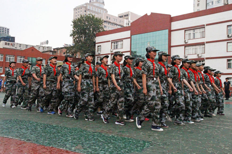 同學(xué)們在雨中堅持完成了會操表演。