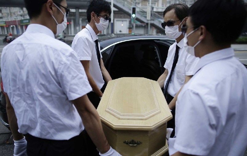 上海，花床、木棺、挽聯(lián)，在上海市閔行區(qū)一處私密的悼念室內(nèi)，一場(chǎng)小型追悼?jī)x式正在舉行。