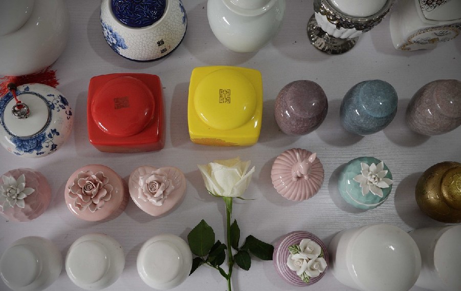 各種陶瓷罐是用來(lái)裝寵物骨灰的。