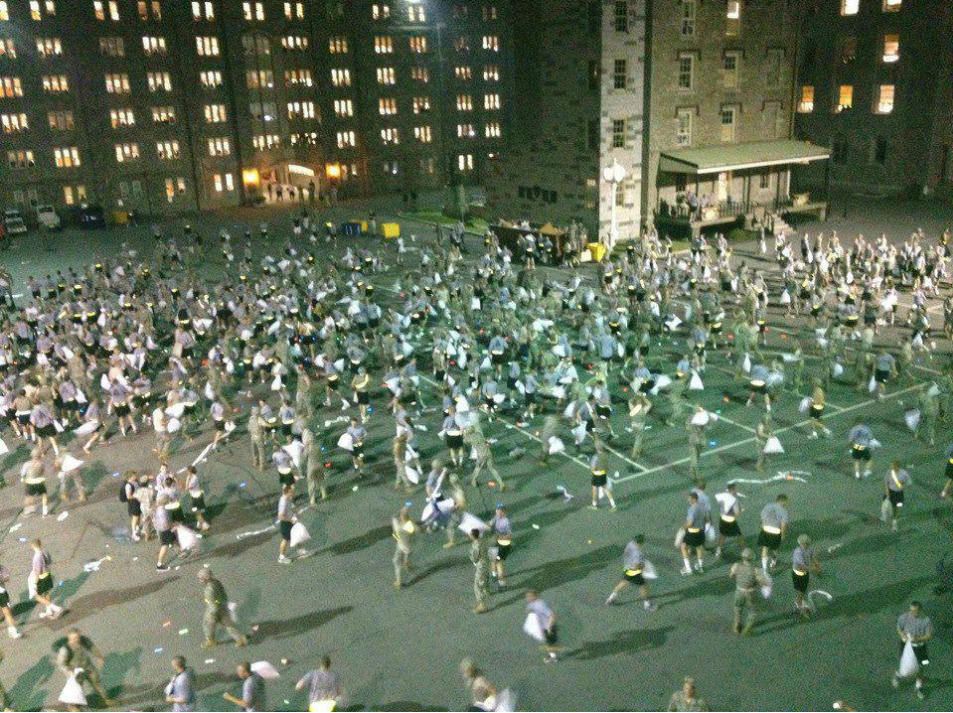 美國(guó)西點(diǎn)軍校枕頭大戰(zhàn)變“群架” 美國(guó)西點(diǎn)軍校枕頭大戰(zhàn)變“群架”