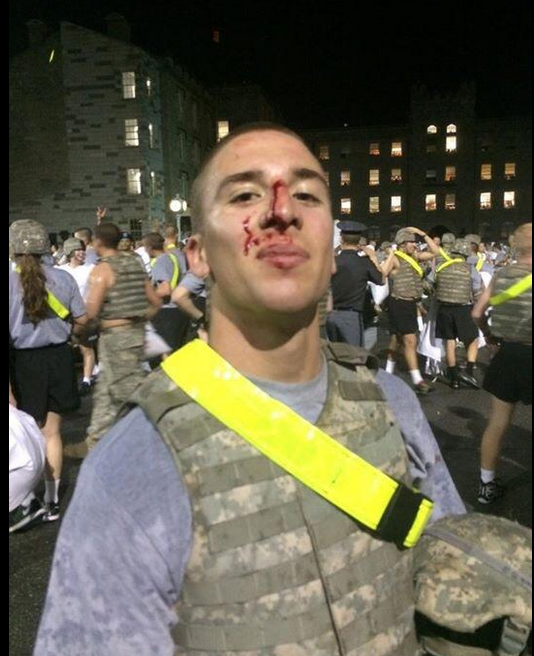 美國(guó)西點(diǎn)軍校枕頭大戰(zhàn)變“群架” 30名學(xué)員受傷 美國(guó)西點(diǎn)軍校枕頭大戰(zhàn)變“群架” 30名學(xué)員受傷