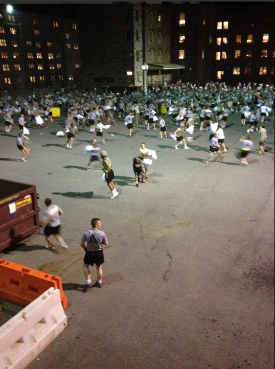 美國(guó)西點(diǎn)軍校枕頭大戰(zhàn)變“群架” 30名學(xué)員受傷 美國(guó)西點(diǎn)軍校枕頭大戰(zhàn)變“群架” 30名學(xué)員受傷