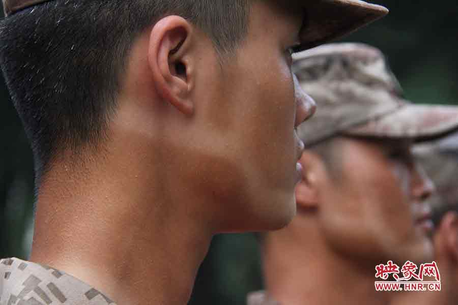 帶著帽子訓(xùn)練時(shí)臉上被曬出的痕跡 帶著帽子訓(xùn)練時(shí)臉上被曬出的痕跡