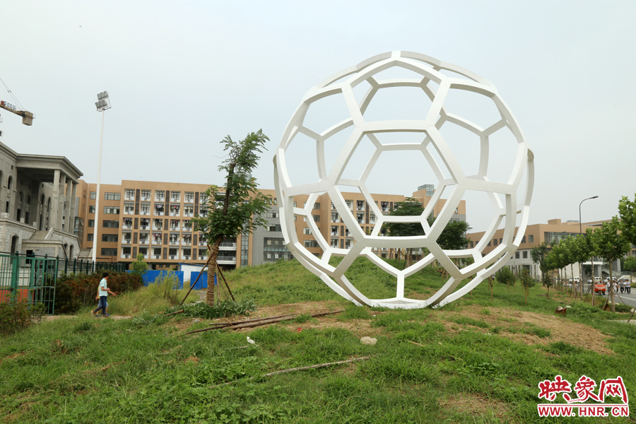 這是一座多邊形曲面藝術(shù)品，直徑約6米，剛剛建成，目前還沒有命名。