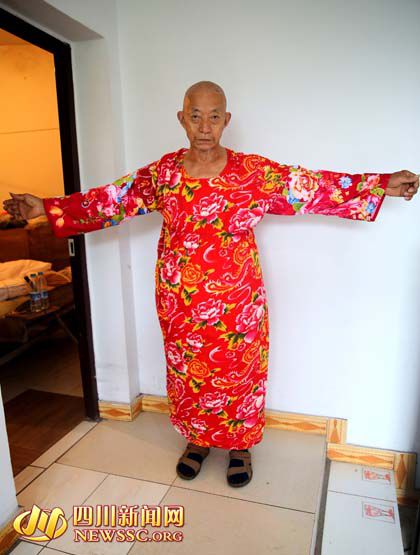四川八旬老頭變"潮男" 上街穿長裙為自己代言