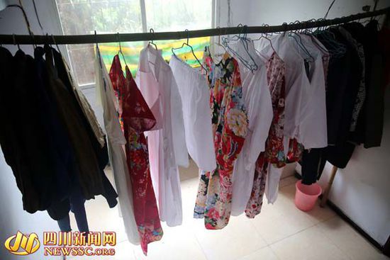 四川八旬老頭變"潮男" 上街穿長裙為自己代言