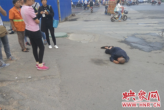 老人倒地后無(wú)人敢扶，過(guò)路市民拍照作證。