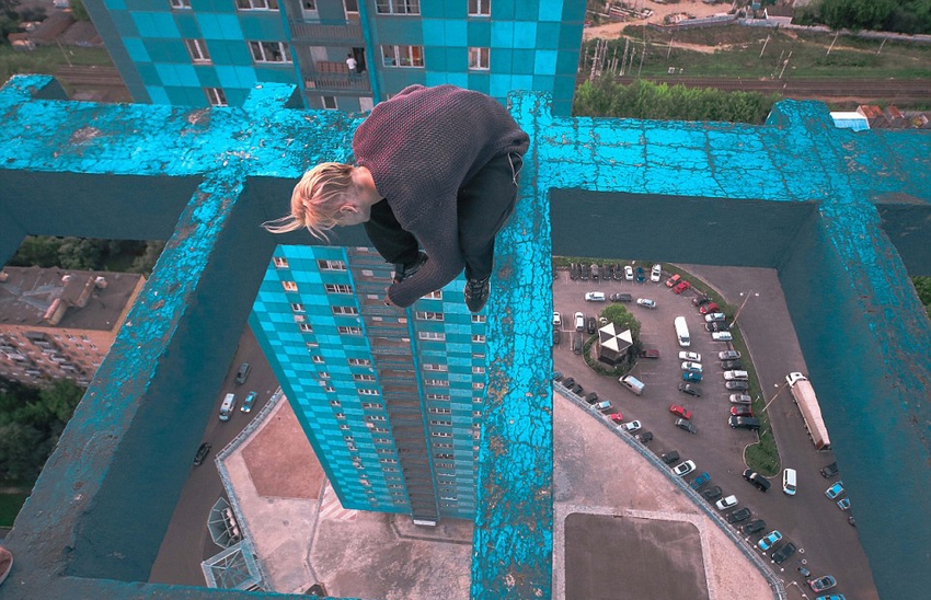 恐高癥慎入！俄羅斯小伙高空跑酷炫特技驚險(xiǎn)萬(wàn)分