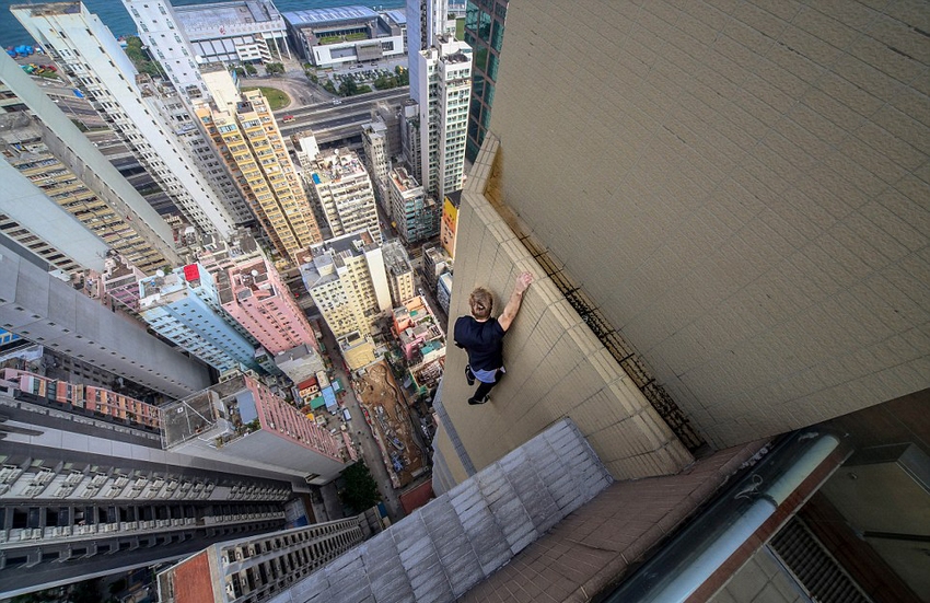 恐高癥慎入！俄羅斯小伙高空跑酷炫特技驚險(xiǎn)萬(wàn)分