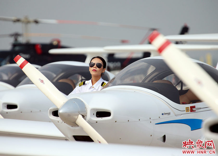2015鄭州航展現(xiàn)場(chǎng)“仙女下凡” 觀眾直呼太贊了