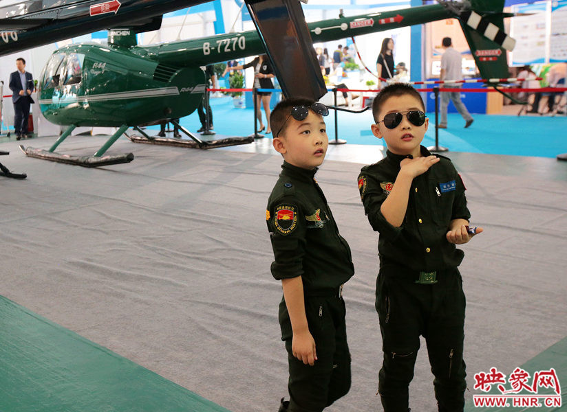 2015鄭州航展現(xiàn)場(chǎng)“仙女下凡” 觀眾直呼太贊了