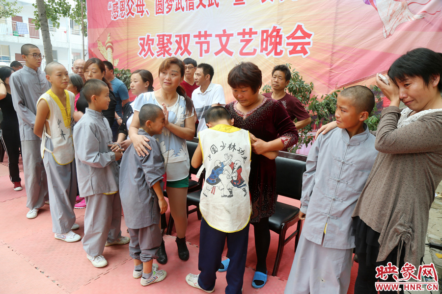 數(shù)百名少林武僧與家人團聚 跪謝父母現(xiàn)場痛哭 數(shù)百名少林武僧與家人團聚 跪謝父母現(xiàn)場痛哭