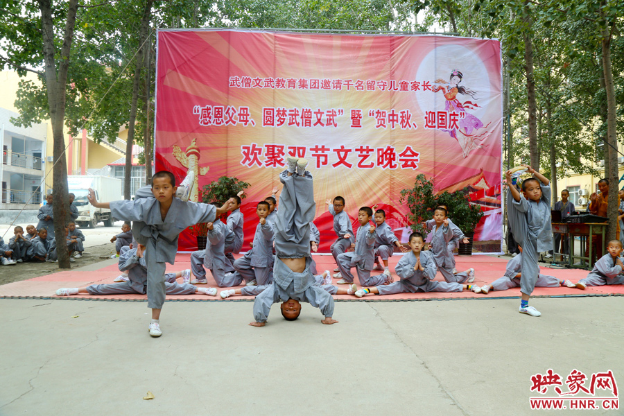 數(shù)百名少林武僧與家人團聚 跪謝父母現(xiàn)場痛哭 數(shù)百名少林武僧與家人團聚 跪謝父母現(xiàn)場痛哭