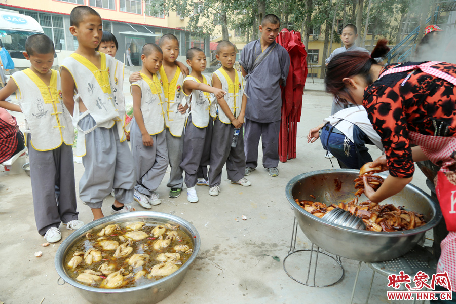 數(shù)百名少林武僧與家人團聚 跪謝父母現(xiàn)場痛哭 數(shù)百名少林武僧與家人團聚 跪謝父母現(xiàn)場痛哭