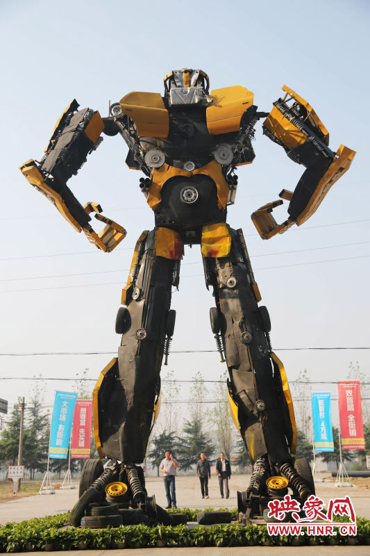 10月14日，一只高18米、寬8米的“變形金剛”矗立在河南省平頂山市寶豐縣一家企業(yè)門前。