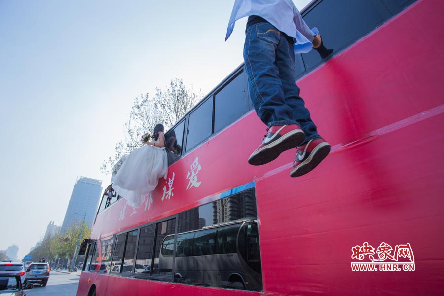 鄭州街頭現(xiàn)懸浮“婚禮” 呼吁摒棄物質追求純真愛情