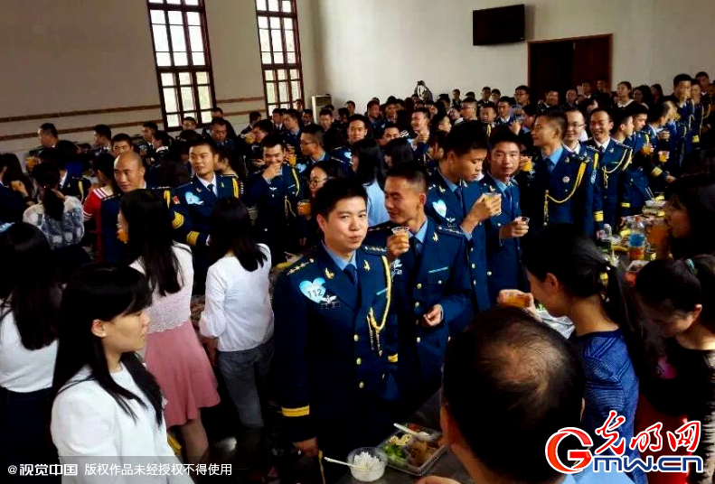 湖北武漢，“嫁人就嫁解放軍”，每年一屆的武漢軍旅姻緣會(huì)17日在駐漢空軍某指揮所文化活動(dòng)中心舉行