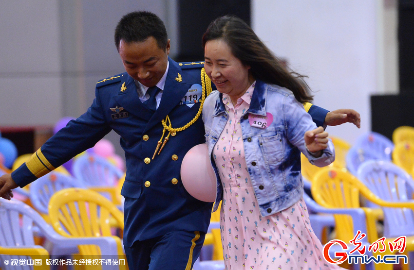 湖北武漢，“嫁人就嫁解放軍”，每年一屆的武漢軍旅姻緣會(huì)17日在駐漢空軍某指揮所文化活動(dòng)中心舉行