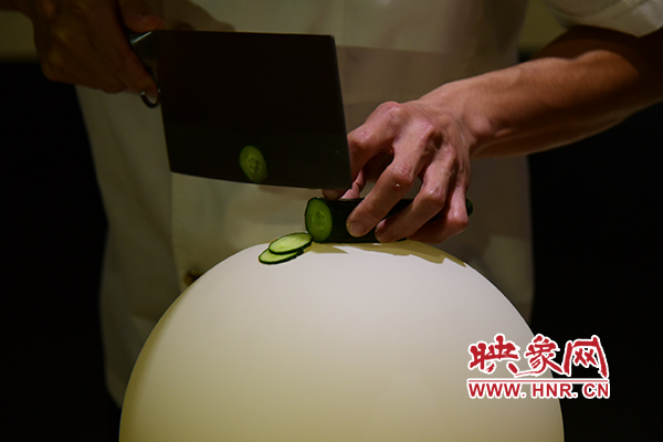 在面團氣球上切菜。