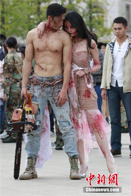 男神教師扮“鬼”學生稱其為“史上顏值最高男鬼”。何浠 攝