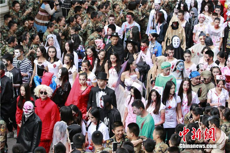 校園“萬圣節(jié)”恐怖化妝派對讓“群鬼”聚集。 何浠 攝