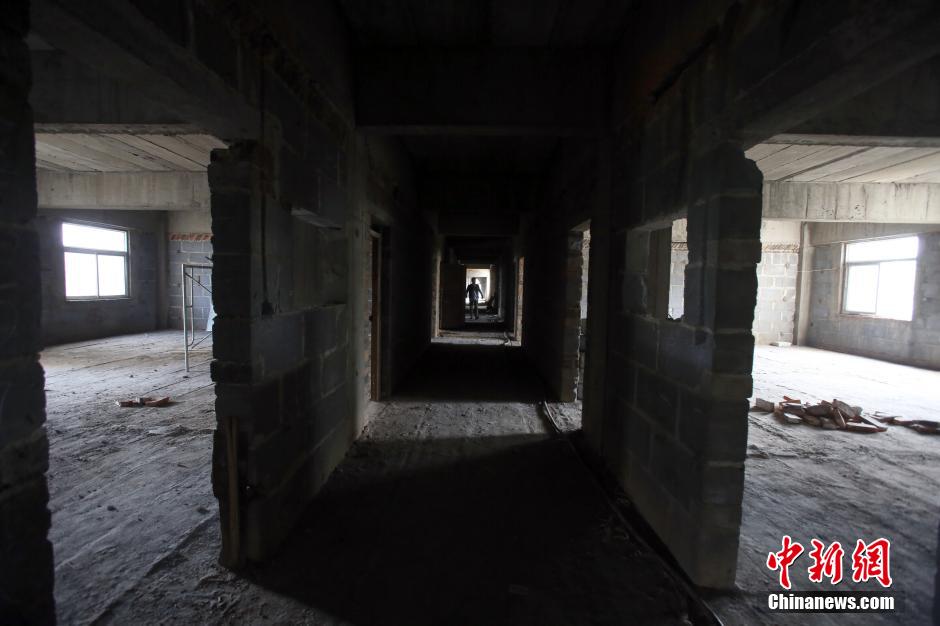 武漢山寨“國(guó)會(huì)大廈”荒廢多年 院子成菜地 武漢山寨“國(guó)會(huì)大廈”荒廢多年 院子成菜地