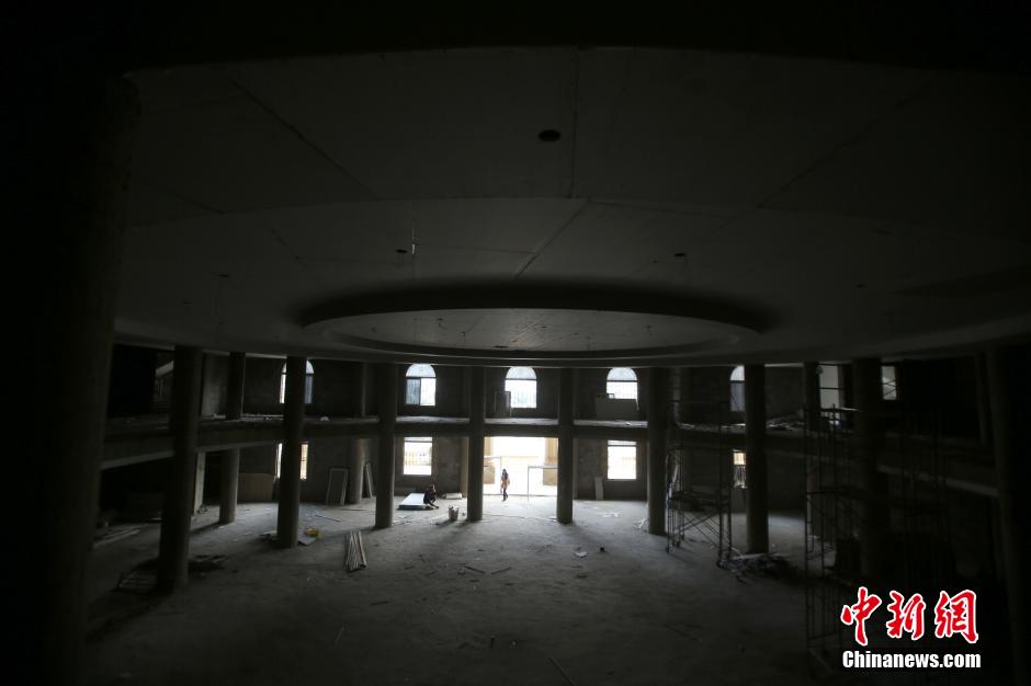 武漢山寨“國(guó)會(huì)大廈”荒廢多年 院子成菜地 武漢山寨“國(guó)會(huì)大廈”荒廢多年 院子成菜地