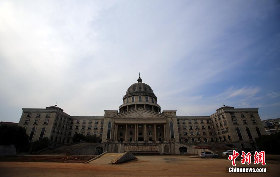 武漢山寨“國(guó)會(huì)大廈”荒廢多年 院子成菜地 武漢山寨“國(guó)會(huì)大廈”荒廢多年 院子成菜地