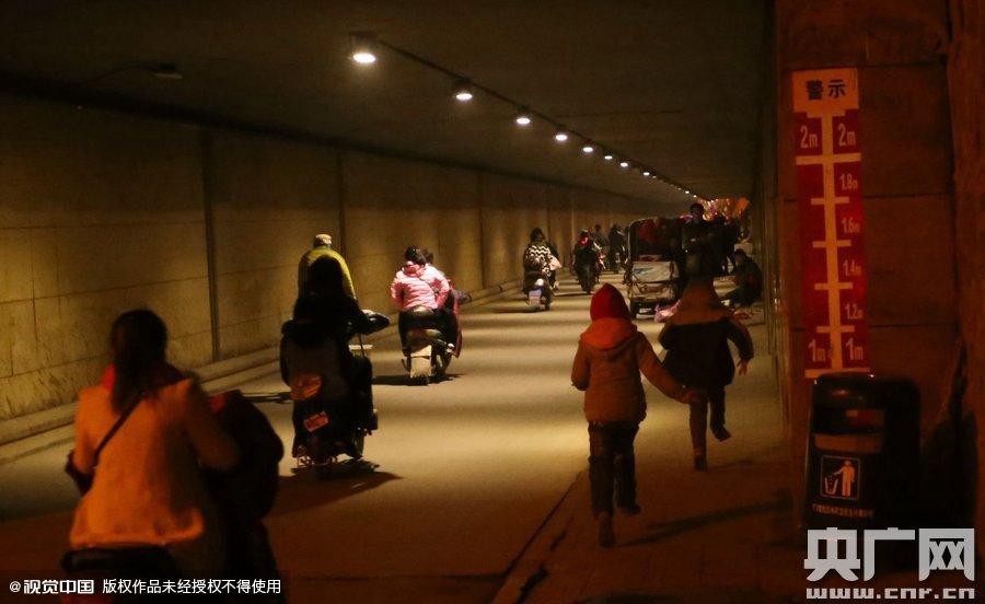 寫完作業(yè)，小一航與鄰居的小伙伴在大橋下玩耍。