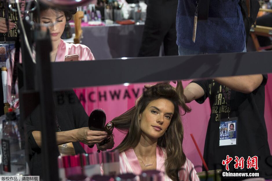 當地時間11月10日，2015維多利亞的秘密年度內衣秀在紐約上演，模特在后臺緊張地準備中。