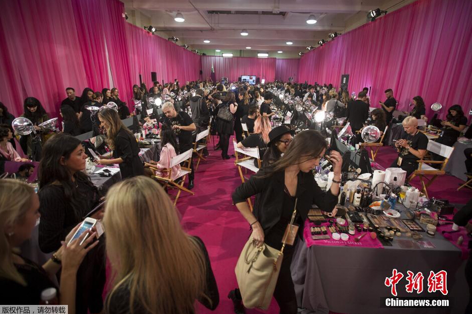 當地時間11月10日，2015維多利亞的秘密年度內衣秀在紐約上演，模特在后臺緊張地準備中。