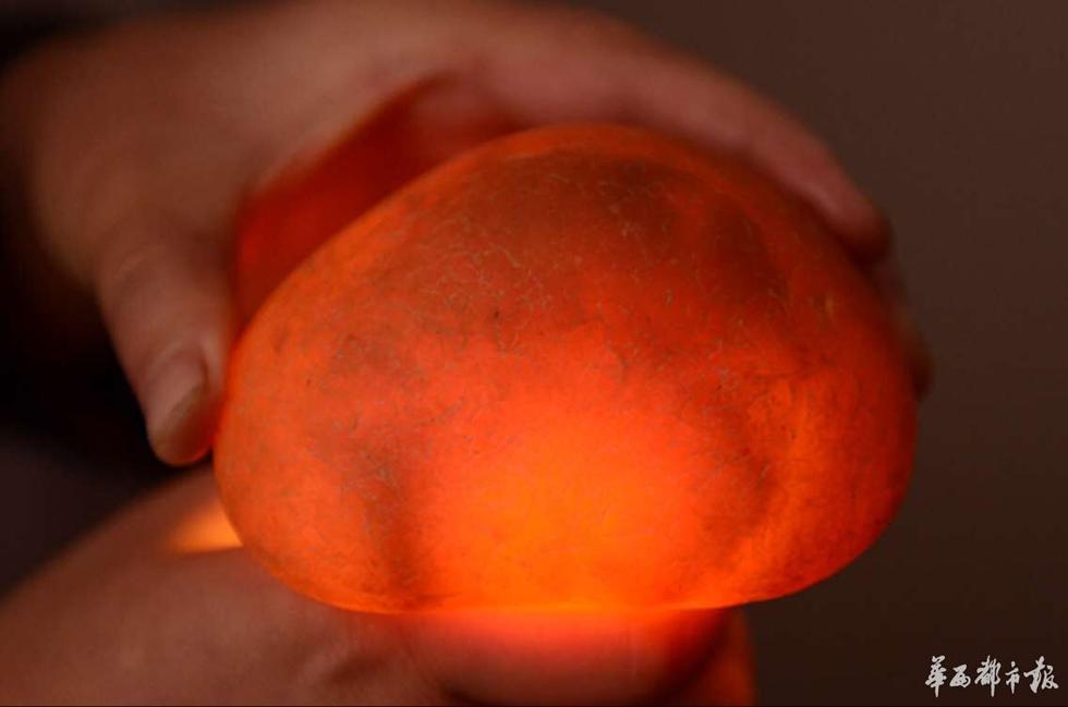 四川瀘州上演“瘋狂的石頭” 數(shù)百人河灘淘寶 四川瀘州上演“瘋狂的石頭” 數(shù)百人河灘淘寶