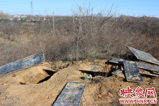 這次被盜的是位于北側(cè)的叔齊墓，墓塚上面有兩個(gè)盜洞，有十多米深。