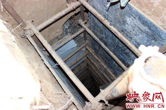 走上叔齊墓的頂端，可以清晰看到兩個(gè)沒有填土的坑洞，洞內(nèi)的四周從上往下放置著腳手架，深不見底。