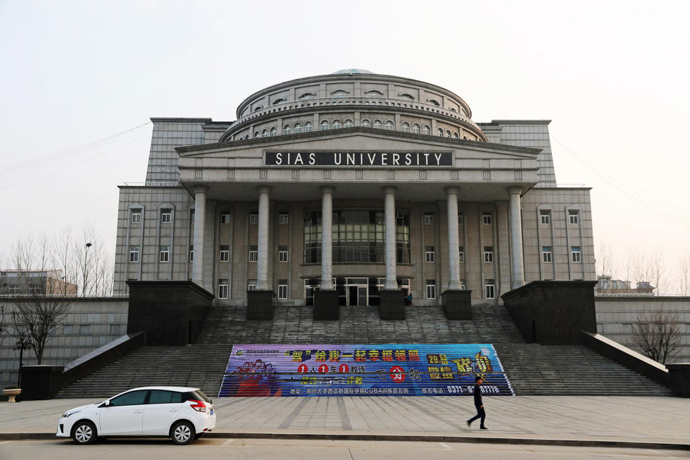 鄭州大學(xué)現(xiàn)奇葩建筑:一半中式一半歐式 鄭州大學(xué)現(xiàn)奇葩建筑:一半中式一半歐式