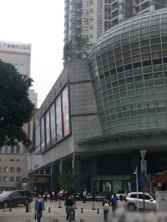 一輛停在停車位上的寶馬轎車，被墜落的樹枝砸中，樹枝徑直插入車內(nèi)，現(xiàn)場引發(fā)不少市民圍觀拍照。