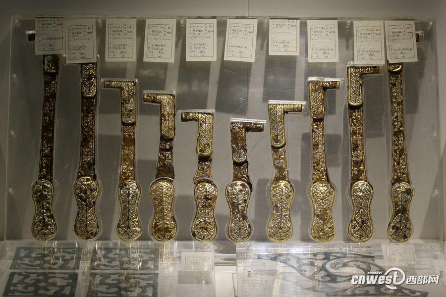 出土的車門(mén)飾。