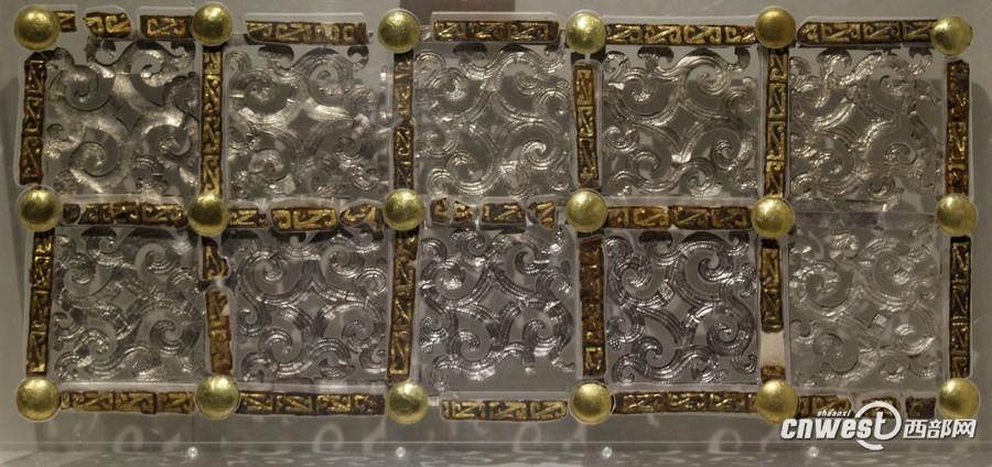 出土的車廂側(cè)板裝飾物。