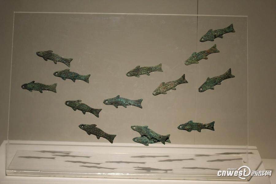 青銅魚(yú)符，有專家推測(cè)是覆蓋棺槨所用荒帷上懸掛的裝飾物。