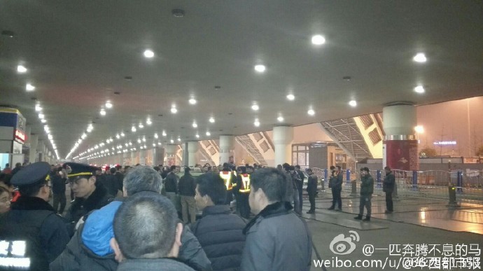 據(jù)現(xiàn)場(chǎng)網(wǎng)友表示：交警和出租車司機(jī)吵了起來(lái)。