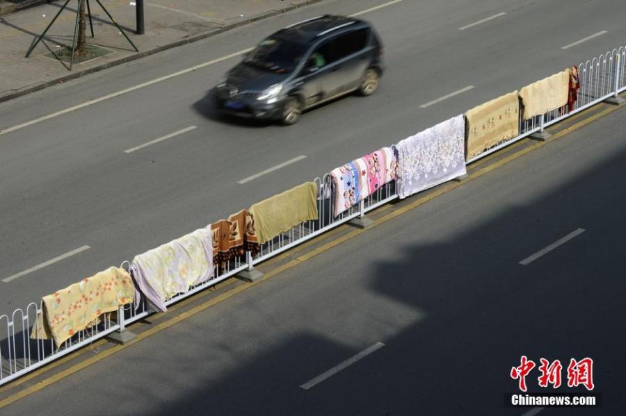 湖南長(zhǎng)沙市民曬被“占領(lǐng)”馬路 湖南長(zhǎng)沙市民曬被“占領(lǐng)”馬路