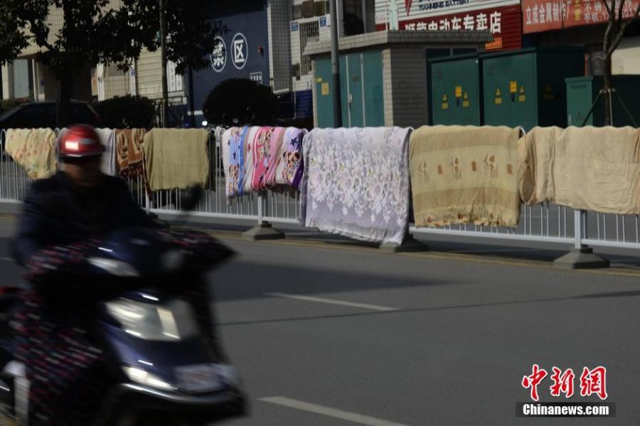 湖南長(zhǎng)沙市民曬被“占領(lǐng)”馬路 湖南長(zhǎng)沙市民曬被“占領(lǐng)”馬路