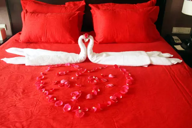 情人節(jié)最溫暖告白！84歲老人包下整樓示愛老伴