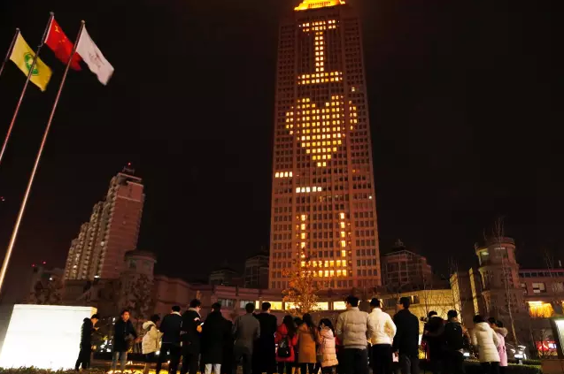 情人節(jié)最溫暖告白！84歲老人包下整樓示愛老伴