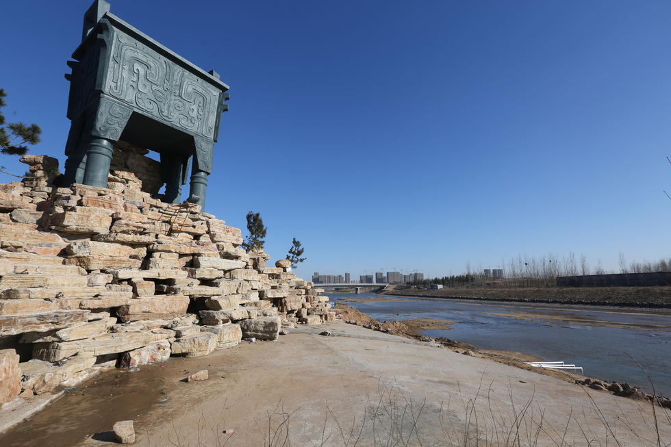 鄭州河邊建十米高銅鼎無(wú)防護(hù) 網(wǎng)友:不怕淹了？