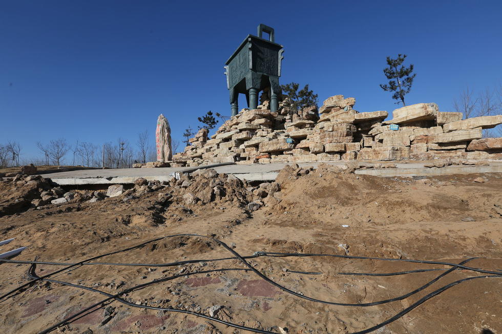 鄭州河邊建十米高銅鼎無(wú)防護(hù) 網(wǎng)友:不怕淹了？