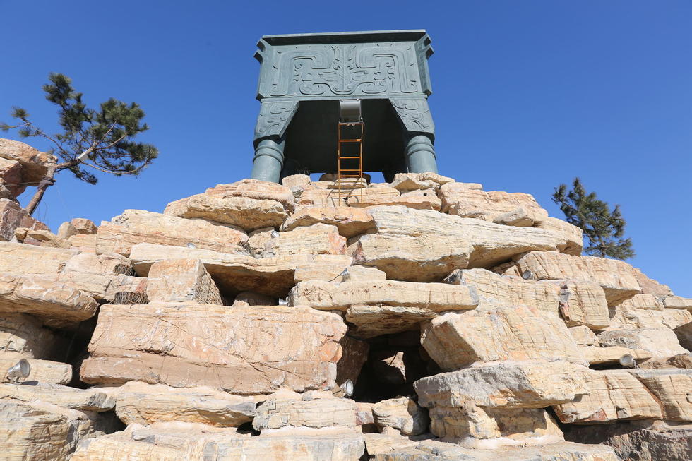 鄭州河邊建十米高銅鼎無(wú)防護(hù) 網(wǎng)友:不怕淹了？