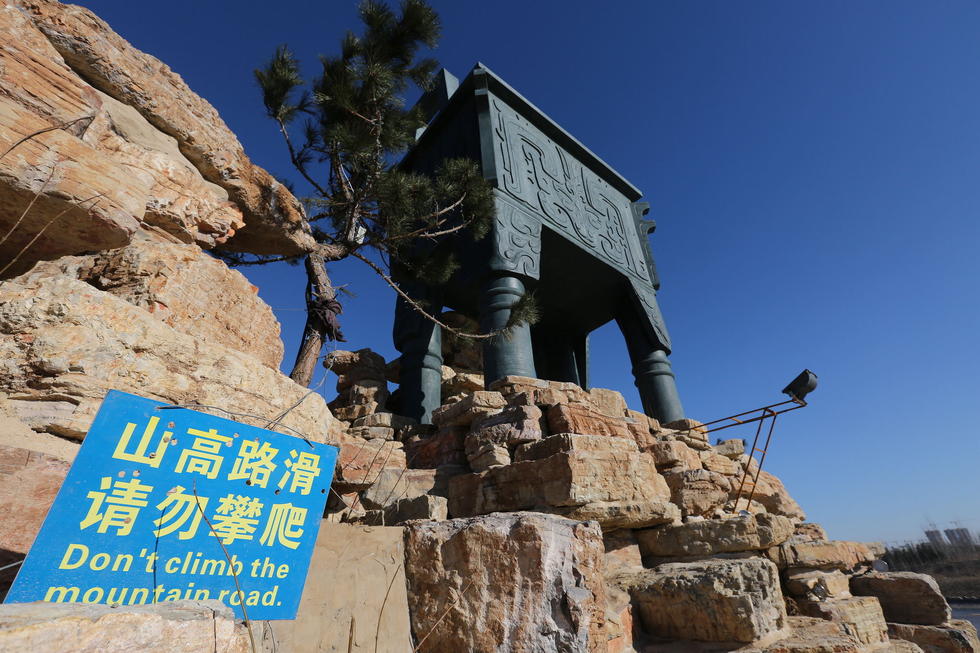 鄭州河邊建十米高銅鼎無(wú)防護(hù) 網(wǎng)友:不怕淹了？