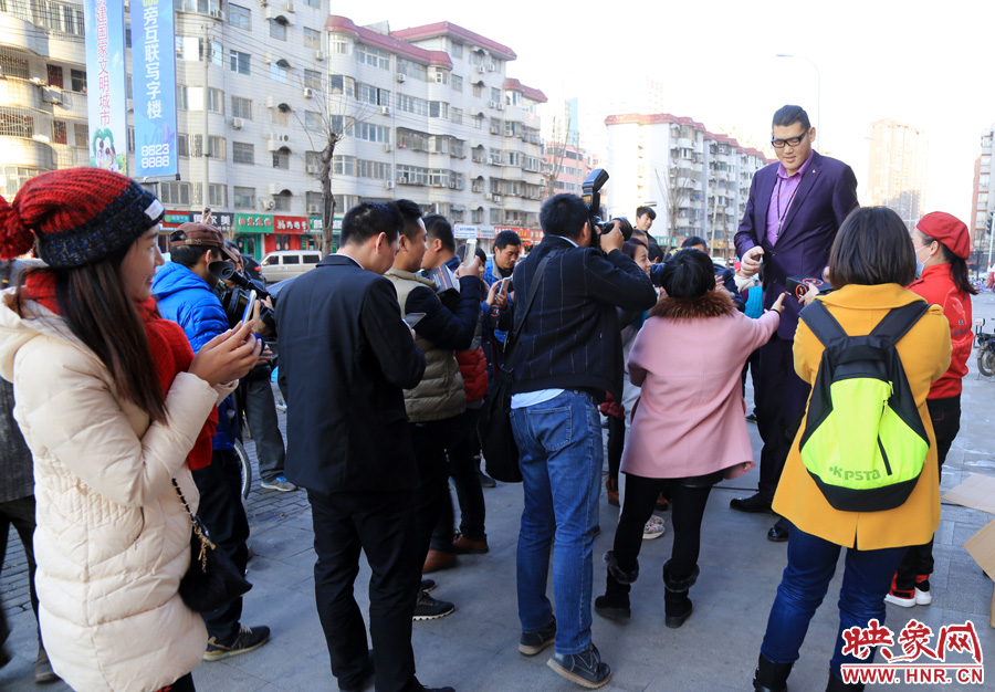 “亞洲第一巨人”張歡身高2.38米，在人群中非常出眾。